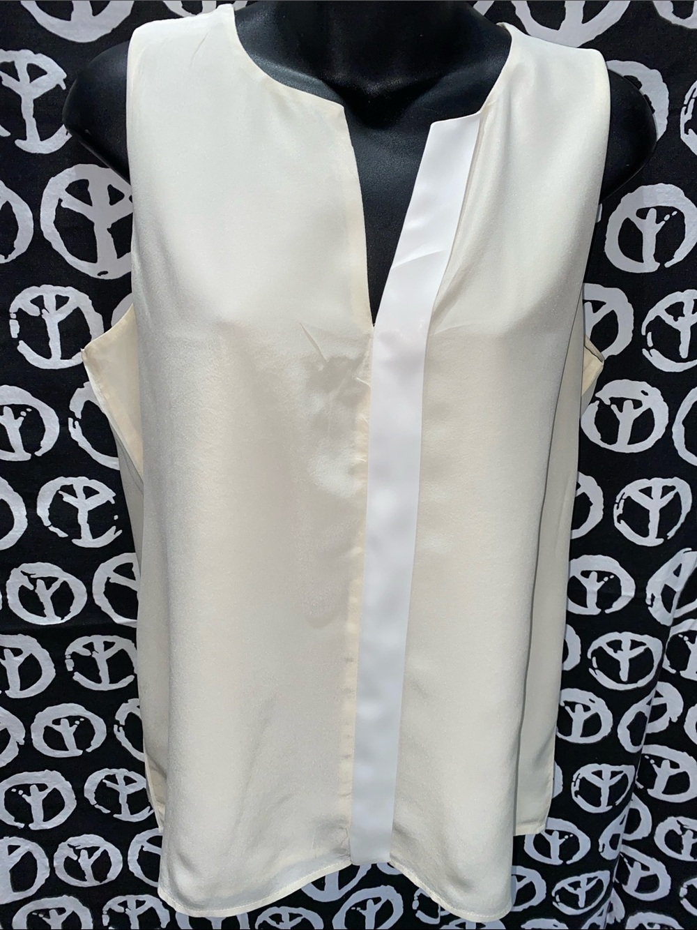 Judith & Charles SILK: Cream Sleeveless V-Neck Blouse with Placket Detail SZ 8